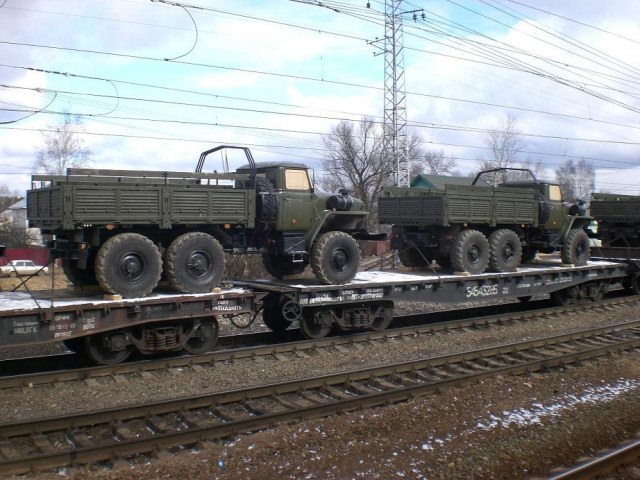 Новые Уралы на платформах.Кубинка.Март 2014 г. (11).JPG